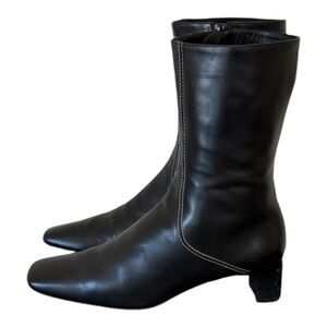 Size 10 Vintage short black genuine leather women low heel zip up ankle boots.